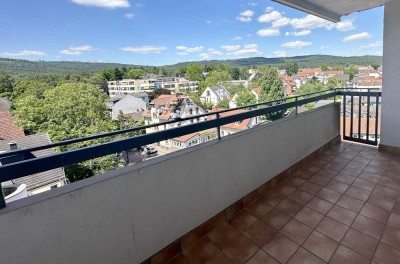 BAD HOMBURG Dornholzhausen: Modernisierte 4 Zi.-Wohnung mit Loggia und herrlichem Taunusblick!