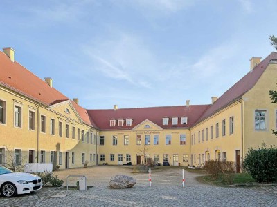 Modern Wohnen in denkmalgeschütztem Schloss nahe Dresden und gute Anbindung an A 4