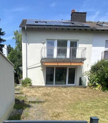 Großzügige Doppelhaushälfte mit Garten, Terrasse, Garage und EBK in Frankfurt am Main Bergen-Enkheim