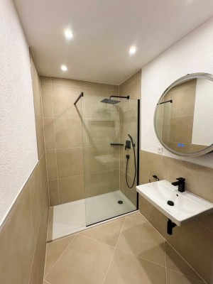 Frisch sanierte 2-Zimmer-Wohnung mit Loggia, EBK, Carport und gehobener Ausstattung in Walldorf