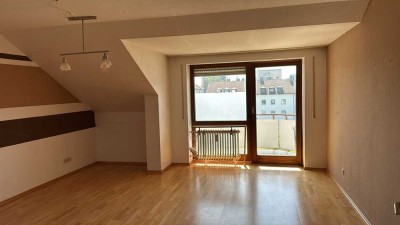Charmante 2-Zi.-DG-Wohnung mit Süd-Balkon in ruhiger Wohnlage mit EBK, TG-Stellpl.
