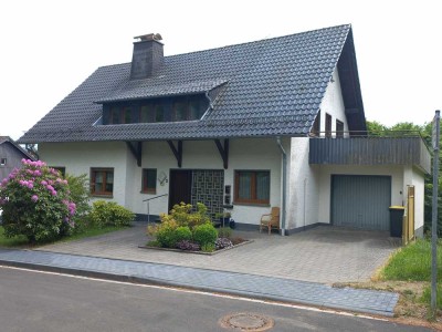 Einzigartiges Zweifamilienhaus mit Nebengebäude in idyllischer Waldrandlage von privat
