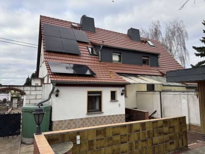 Einfamilienhaus mit Garage, großem Garten und PV-Anlage