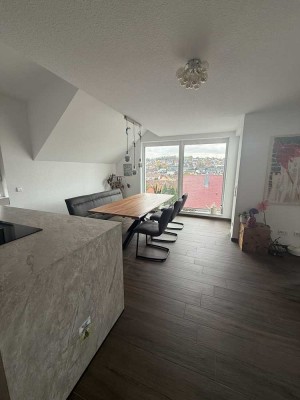 Moderne, großzügige Wohnung mit Dachstudio, zwei Bädern und großem Balkon – Neubau 2023