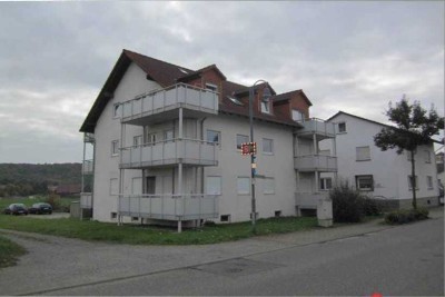 4-Zimmer-DG-Wohnung mit 2 Balkonen, 2 Stellplätzen und Einbauküche