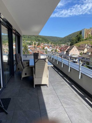 Neuwertiges 3-Zi Penthouse mit 40qm Terrasse und EBK in Calmbach zu vermieten