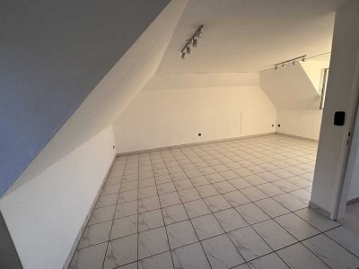Schöne und sanierte 2,5-Zimmer-Dachgeschosswohnung in Weilrod