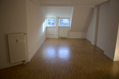 **Industriecharme im Zentrum - Hochwertig sanierte 3-R-Wohnung, offene Küche** WE 13