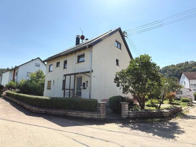 Voll vermietetes 3- Familienhaus mit neu renovierter Dachgeschosswohnung in Lonsee/ Urspring