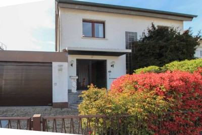 Freistehendes Einfamilienhaus mit großem Garten, Pool und viel Gestaltungspotenzial
