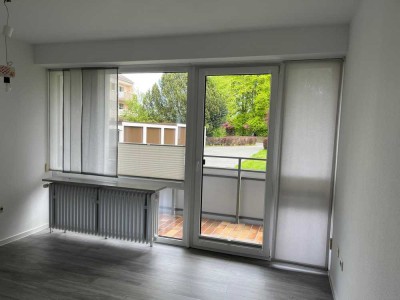 Schöne und modernisierte 2-Zimmer-Hochparterre-Wohnung mit Balkon in Münchberg
