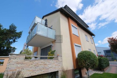 Luxuriöse Dachgeschosswohnung mit Balkon, Einbauküche und Schreinereinbauten