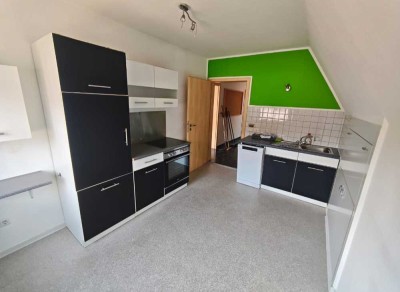 Freundliche und gepflegte 3-Raum-DG-Wohnung mit Balkon und Einbauküche in Rain
