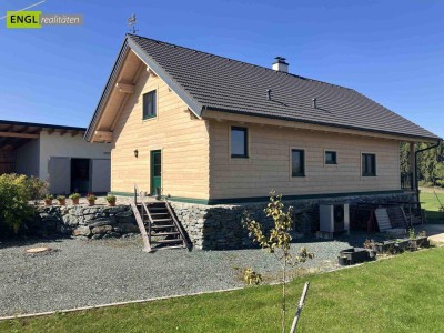 Skandinavisches Blockhaus mit Galerie, Kamin und großem Grundstück mit Fernblick