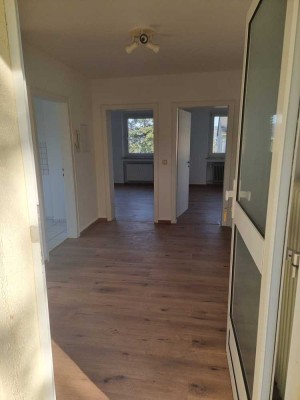 Frisch renovierte 2,5-Zimmer Wohnung inkl. EBK und Balkon