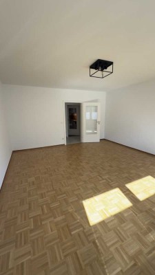 Renovierte 3-Zimmer-EG-Wohnung mit Terrasse, Loggien und Einbauküche