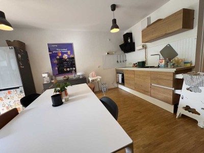 Tolle 3 Zimmer - Wohnung mit Terrasse, Parkett, hochwertiges Badezimmer und Gäste - WC