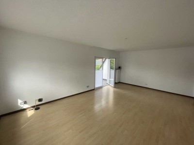 Schöne Wohnung im 1. Obergeschoss mit Balkon und Einbauküche