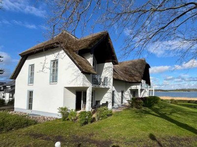 Moderne Ferienwohnung mit Hotel- und Golfplatzanbingung mit Blick auf den Balmer See