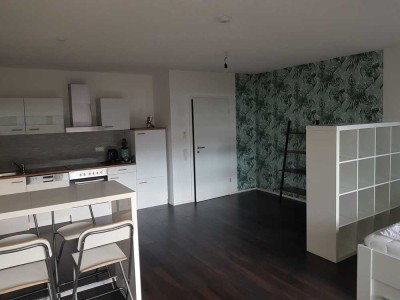 sehr helle, möblierte Ein-Zimmer-Wohnung mit großem Balkon