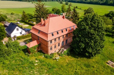 Charmantes Gutshaus mit Park in idyllischer Lage