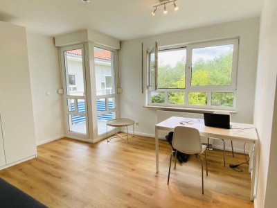 Modern sanierte Wohnung mit Balkon, Einrichtung und Einbauküche in Stahnsdorf