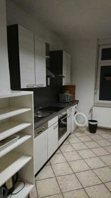 komplett möbliert: helle, ruhige Wohnung