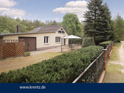 Ein Zuhause zum Durchatmen: Waldrand-Bungalow mit Kamin und Garten