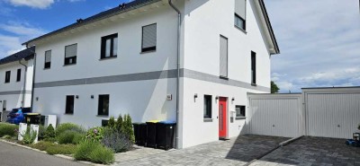 Moderne Doppelhaushälfte mit Terrasse/Garten + 2 Bädern