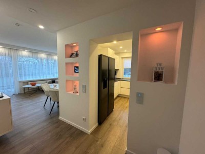 Stilvolle, modernisierte 3-Zimmer-Wohnung mit Balkon und EBK in Solingen