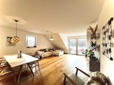 Schicke Dachgeschosswohnung mit Balkon und 2 TG -Stellplätzen
