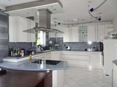 Repräsentative Villa auf 3.650 m² mit Halle für Wohnmobil oder Boot