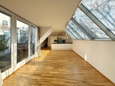 Helle DG-Wohnung mit Balkon/Terrasse und Stellplatz – Nähe Theresianum!