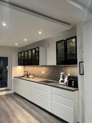 Moderne 4-Zimmer Wohnung mit 2 Terrassen, Einbauküche & Garage