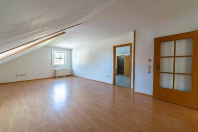 Lichtdurchflutete 3 Zimmer-Dachgeschosswohnung mit Stellplatz - ruhiges Wohnen im Naturparadies