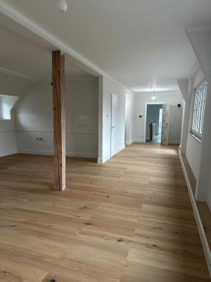+++ WOHNUNG MIT VIEL CHARME UND GROßER TERRASSE - ERSTBEZUG NACH SANIERUNG +++