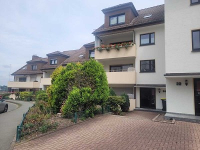 gepflegte 2 Zi. Wohnung mit Balkon und Echtholzparkett - seltene Gelegenheit in gefragter Straße!