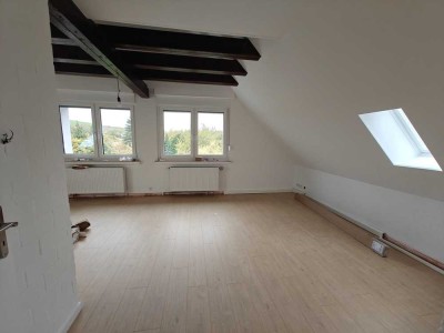 Helle Dachgeschosswohnung mit Blick ins Grüne