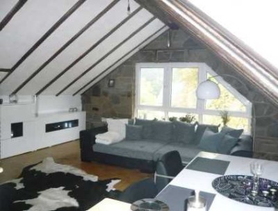 2-Zimmer-DG-Wohnung mit Panoramafenster und Einbauküche in Essen