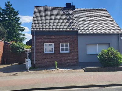 Gepflegte Doppelhaushälfte mit traumhaften Garten - Zentrale Lage in Grevenbroich