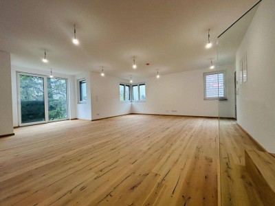 Erstbezug in Top-Lage: Exklusive Maisonette-Wohnung mit 4 Zimmern, 2 Bädern, Eigengarten &amp; Stellplatz am Rosenhügel