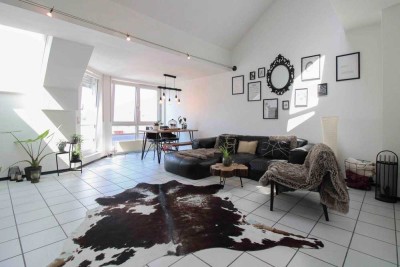 Willkommen! Stilvolle 3-Zi-Maisonette mit sonnigem Balkon, Kamin und einem Tiefgaragenstellplatz