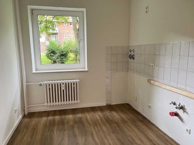Erdgeschosswohnung mit Balkon für Selbstgestalter ab sofort verfügbar!