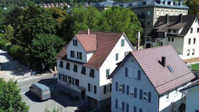 Provisionsfrei! Zentrales Mehrfamilienhaus mit 3 Wohnungen & Gewerbe