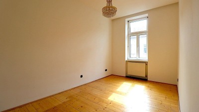 Helle, sanierungsbedürftige 2-Zimmer-Altbauwohnung