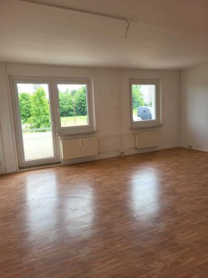 Kautionsfrei! Großzügige 2 -Raumwohnung im Hochparterre mit Balkon!