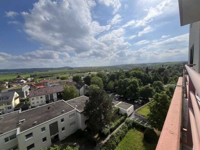 Helle 3,5 Zimmerwohnung mit Weitblick vom Balkon und Tiefgaragenstellplatz