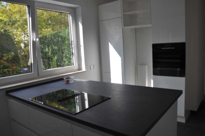 Exklusive Erdgeschosswohnung mit Garten sowie Neuem Badezimmer EBK, überdachter Terrasse