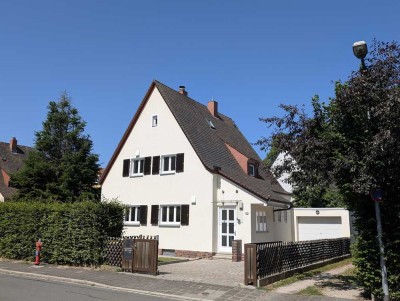 Freistehendes Haus mit Garten, Terrasse, ausgeb. Dachboden, EBK