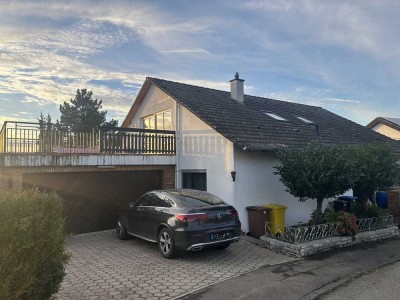 Frisch renovierte 3-Zimmer-Dachgeschosswohnung mit großer Terrasse und herrlichem Ausblick